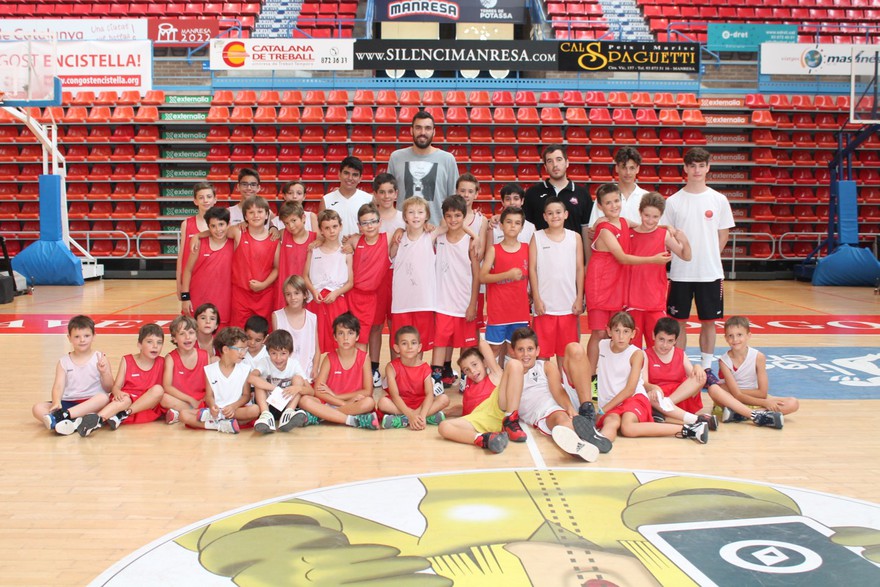 Pierre Oriola visita el Campus d’estiu de Bàsquet Manresa