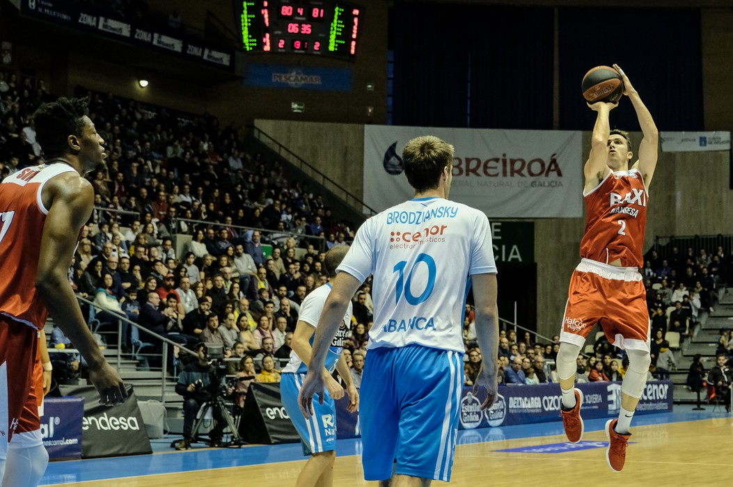 Un BAXI Manresa heroico gana también en la pista de Obradoiro