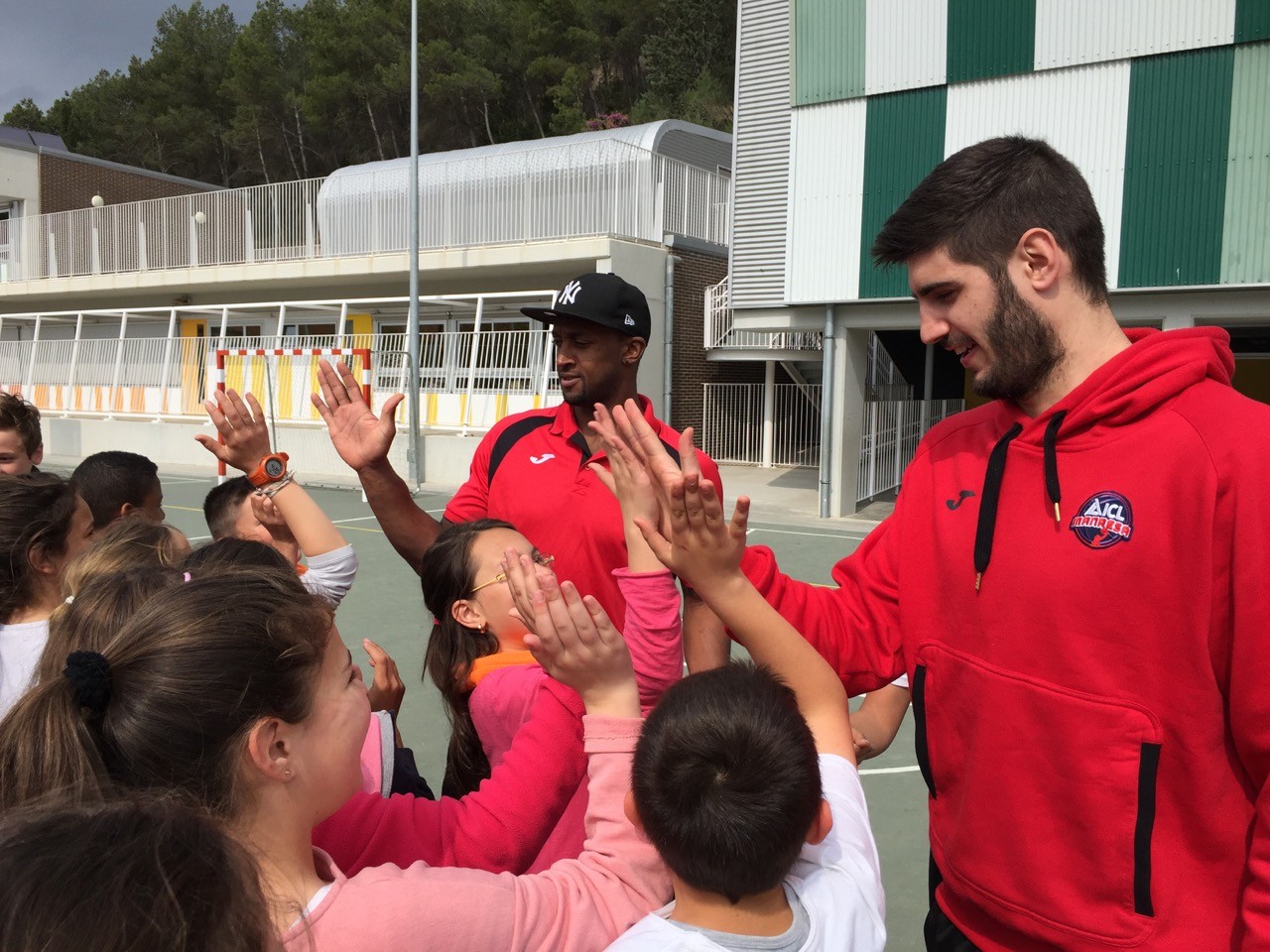 Alex Barrera i Je’kel Foster visiten l’escola Torres Amat de Sallent