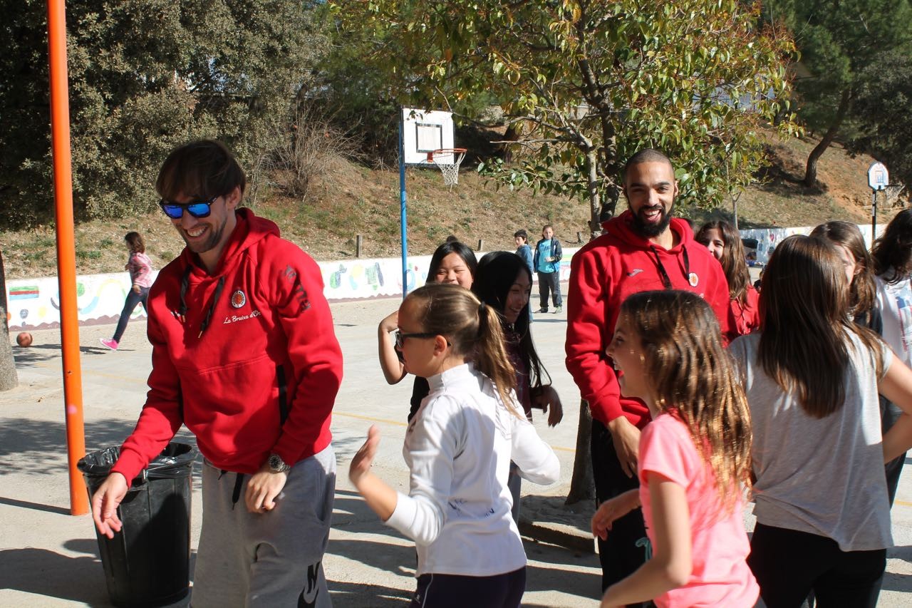 Poeta i White van a l’escola, a Castellbell