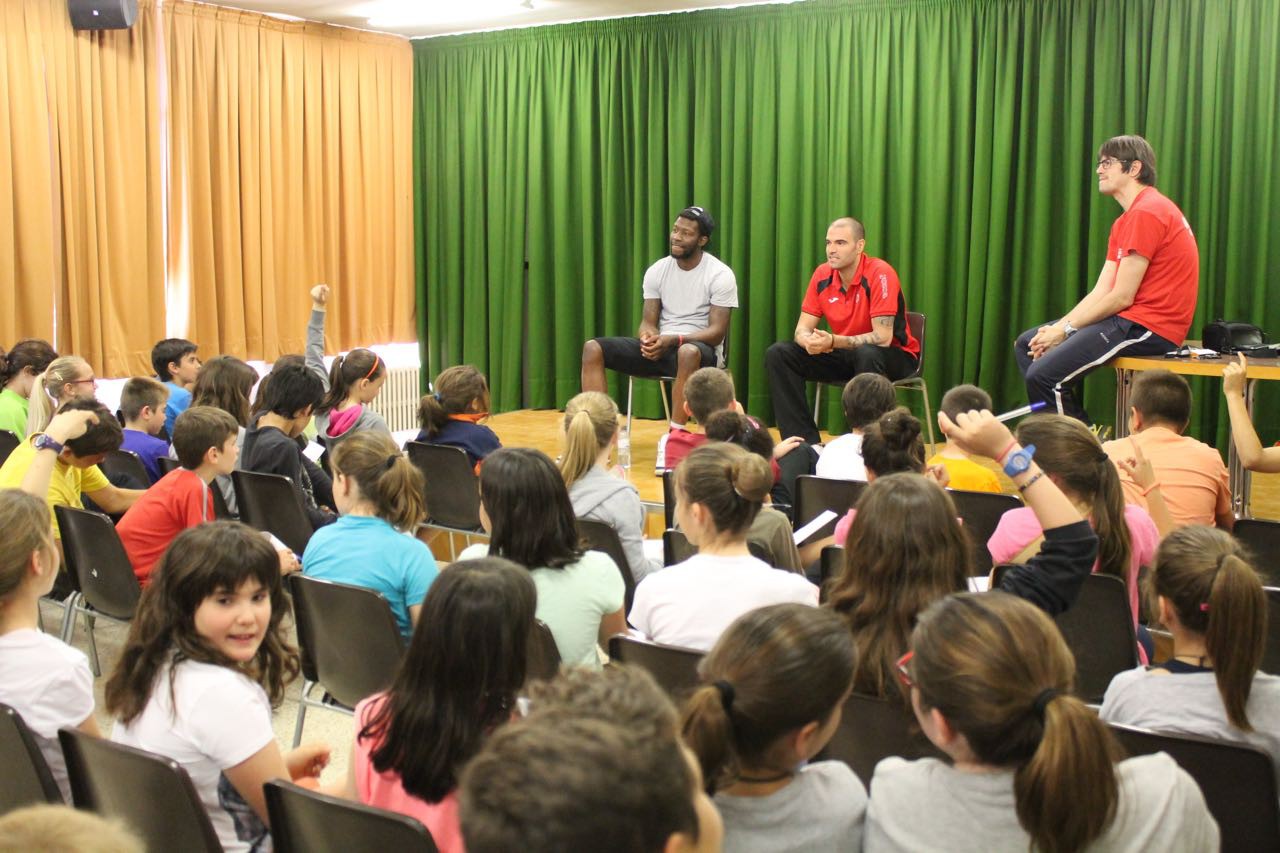 Little i Ortega, amb els alumnes de l’escola Vedruna de Manresa