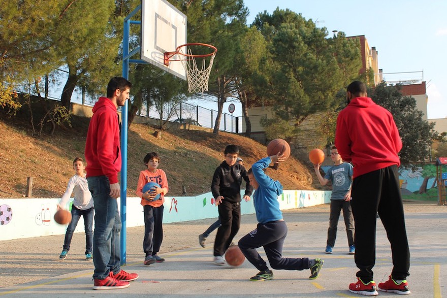 Jermaine Thomas i Alex Barrera, de visita a l’escola Jaume Balmes de Castellbell