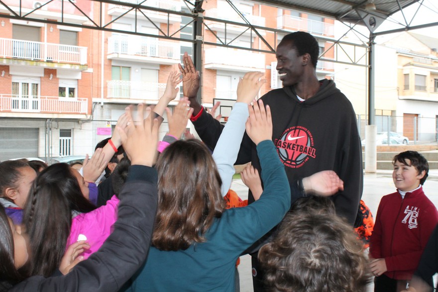 Dmitry Flis i Deng Mayot, de visita a l’escola Monsenyor Gibert