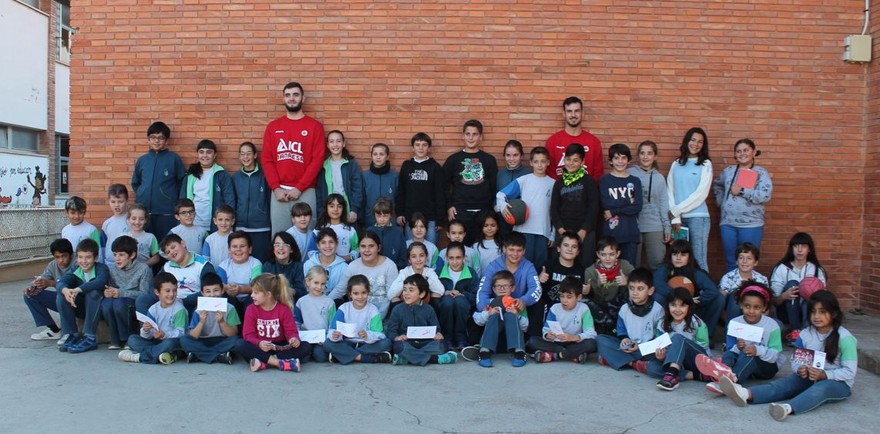Lluís Costa i Nil Brià, amb els alumnes de l’escola FEDAC de Súria