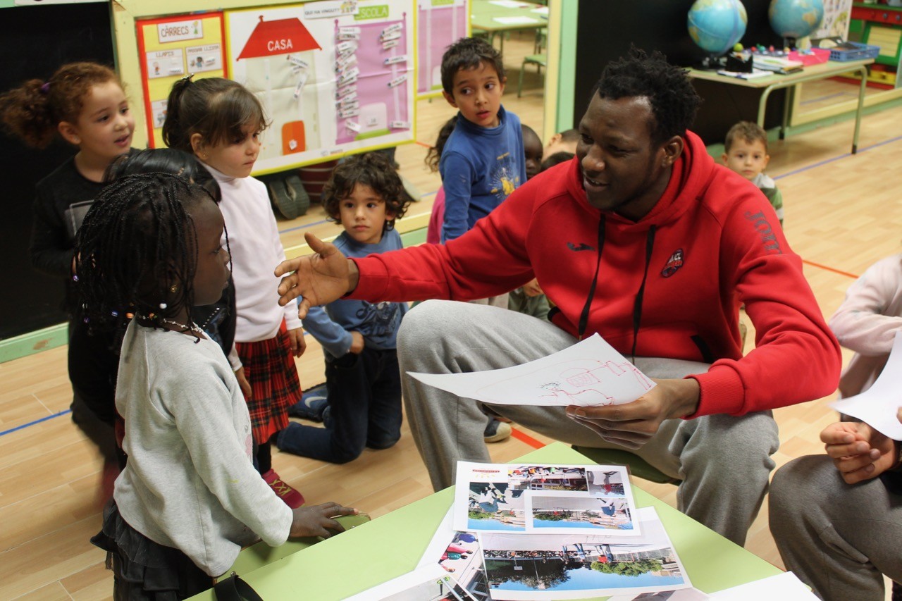 Primera visita del curs a l’escola Renaixença de Manresa, amb Sakho i Allen